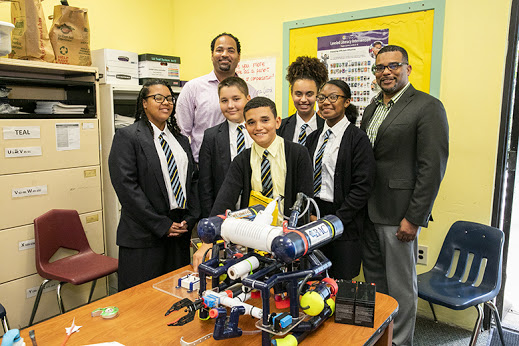 Education Minister Visits Robotics Class at Clearwater Middle School