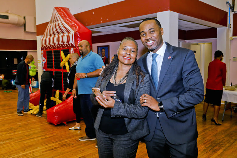 Premier and Minister Share Holiday Festivities with Foster Families