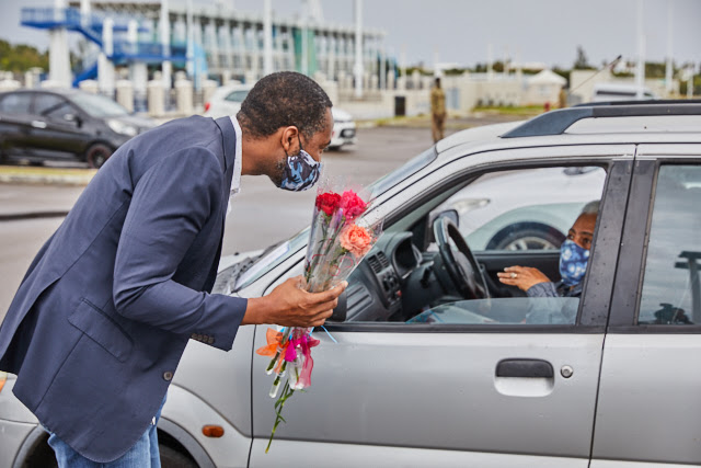Premier, Deputy Premier and Minister of Finance Visit Mobile Vaccination Centre
