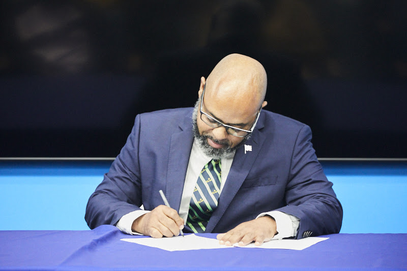 Minister signs support Bermuda’s Special Olympians