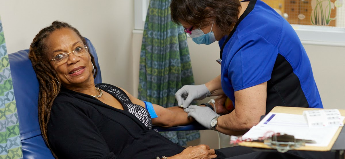 Minister of Health donates blood in support of the modernisation of blood donation rules