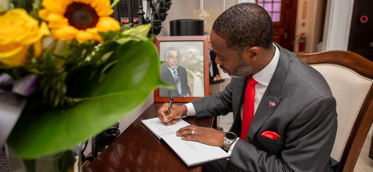 Premier David Burt signs Condolence Book for the Late Ottiwell Simmons