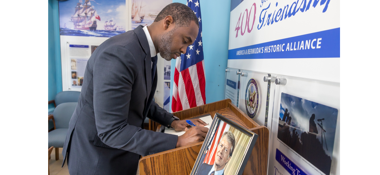 Premier Signs Condolence Book for President Jimmy Carter at U.S. Consulate