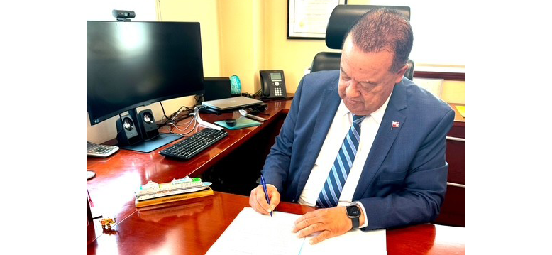 Minister of Transport Signs Passenger Ships Permits for 2025 Cruise Ship Season