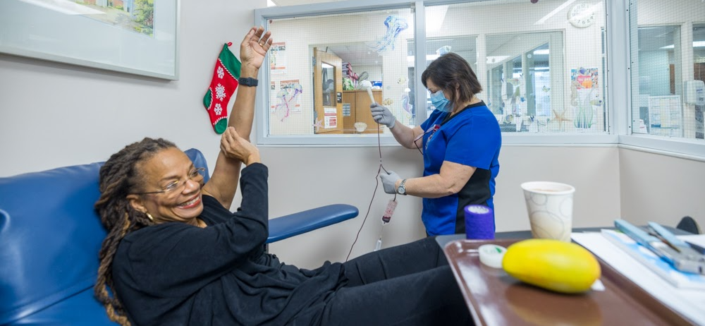 Minister of Health donates blood during the Holidays